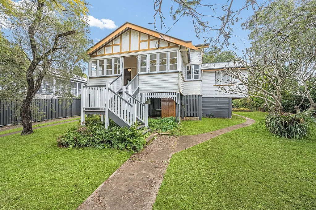 224 Cliveden Avenue, Corinda, QLD 4075