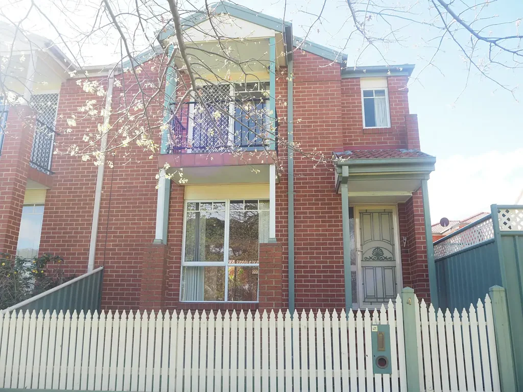 Parkside 3 Bedroom Townhouse In Great Location