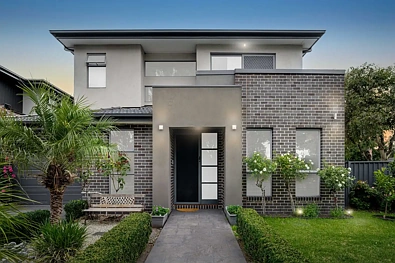 Pascoe Vale 3房 现代角落生活，俯瞰哈勒姆保护区无遮挡景观 Contemporary Corner Living with Unobstructed Views Across Hallam Reserve