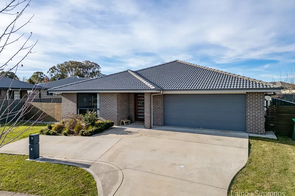 19 Holmfield Drive, Armidale, NSW 2350