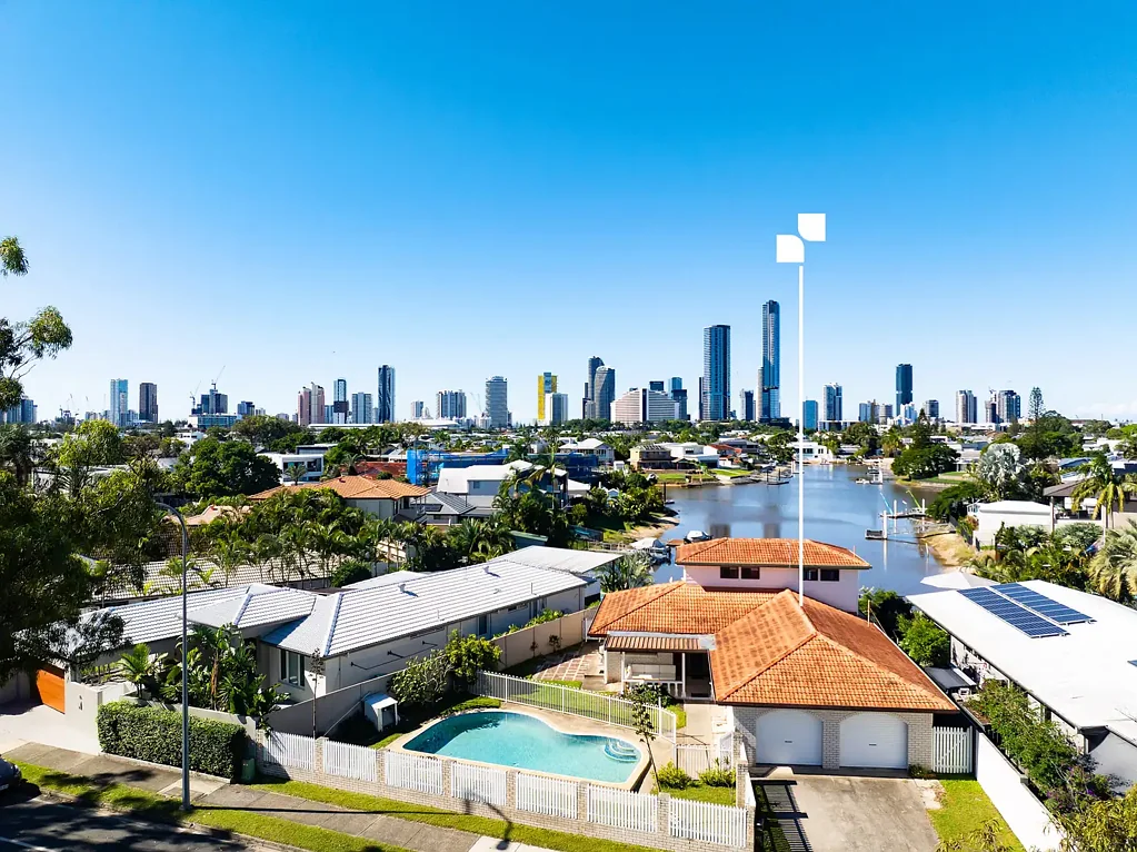 Broadbeach Waters 4房  A Rare East-Facing Waterfront with Sweeping, Uninterrupted Skyline Views