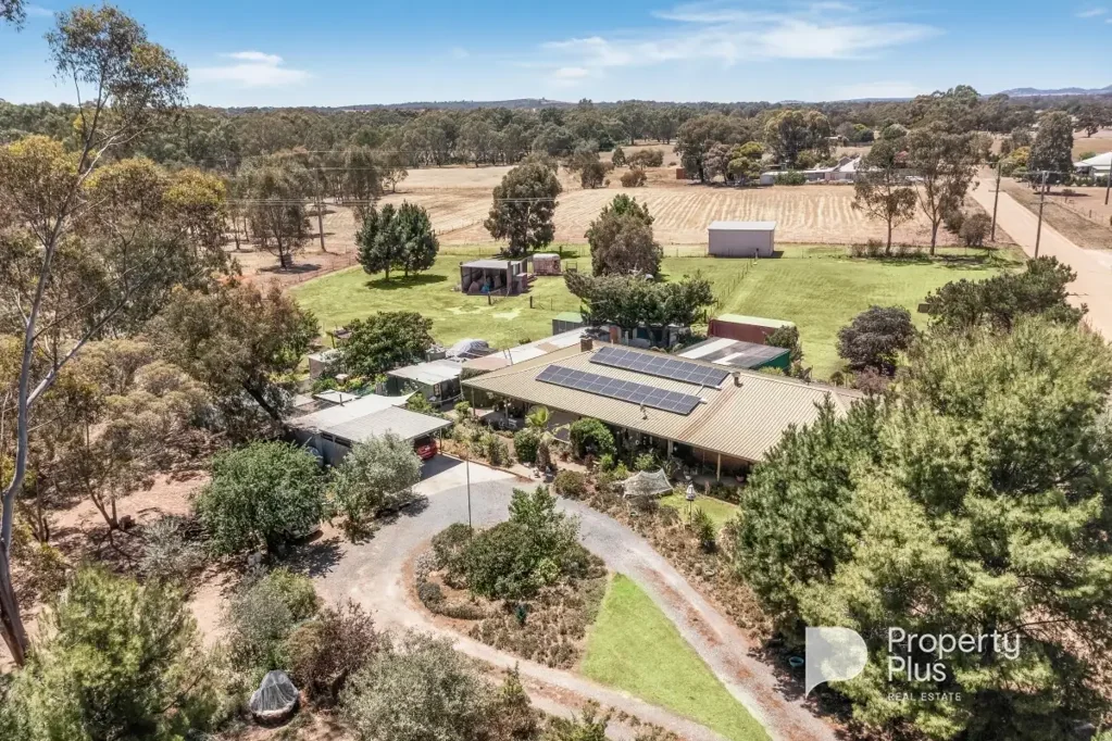 Wedderburn 4 Bedroom Lifestyle Property – 4-Bed Home – 2.7 Acres with Town Water