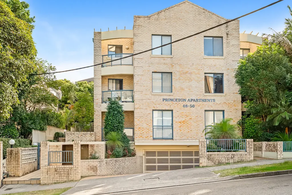 1 Bedroom Courtyard Apartment with Parking