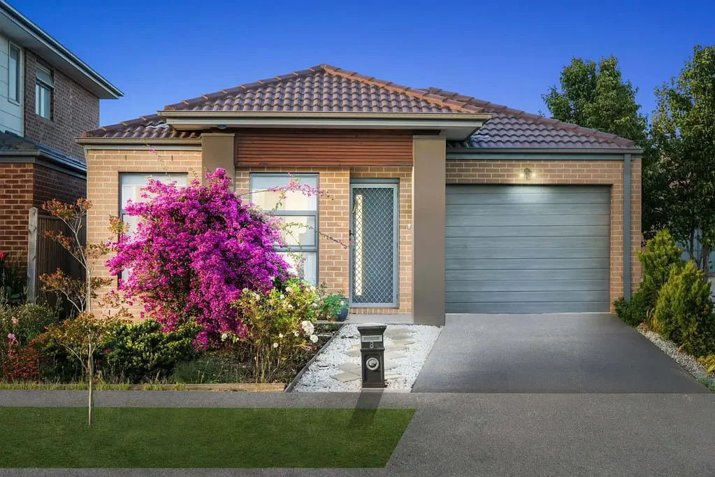 Point Cook 4房 四卧宽敞舒适 主卧带独立卫浴步入衣帽间 开放式起居用餐区 中央供暖制冷 单车库加车位 邻近Guardian Childcare 便捷公园购物中心 高速公路入口 Upper Point Cook Home Offering Lifestyle, Location and Easy Access to Everything!