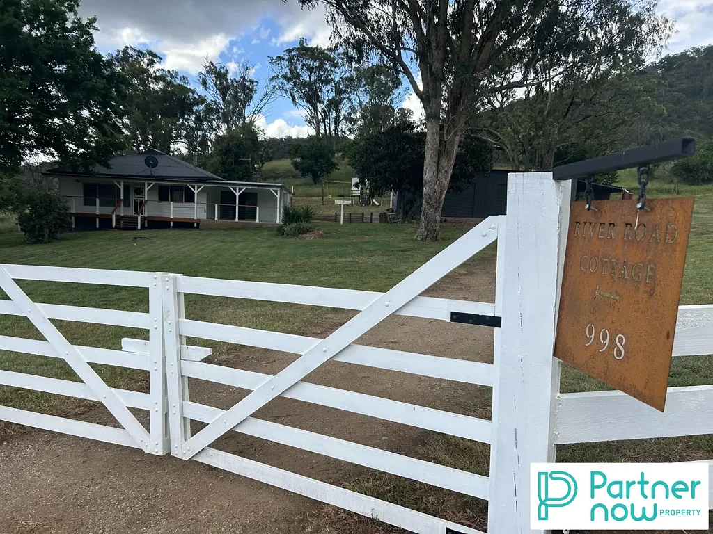 Charming Country Cottage in Bowling Alley Point