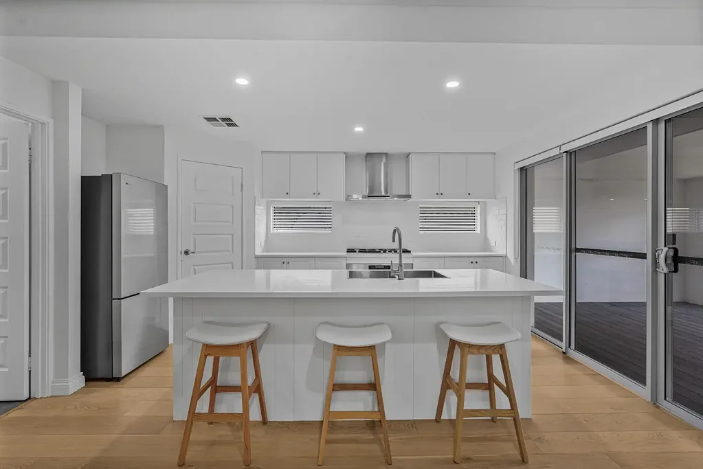 Lake Coogee 4 Slaapkamer Expansive Family Living in a Peaceful Pocket!