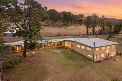 Armidale 5Zimmer UNDER CONTRACT

Elevated Lifestyle Acreage with Endless Potential Just Minutes from Armidale