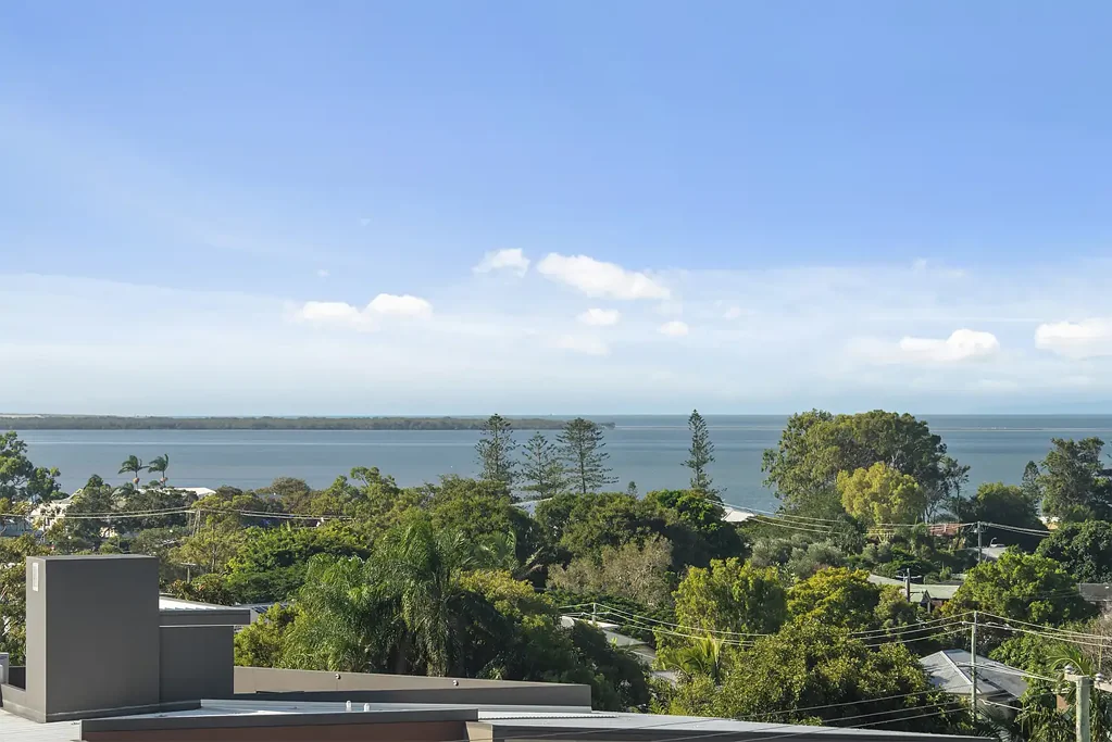 Wynnum 2房 Lato Baia精装公寓 海湾岛屿视野 私人阳台 现代厨房 度假村设施 步行滨水生活 Coastal Lifestyle in Wynnum's Thriving Waterfront Precinct