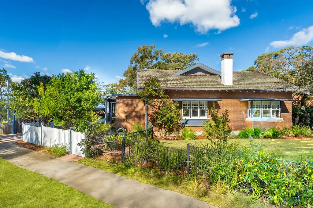 Epping 4房 加州平房魅力 935sqm地块 厨师级厨房 主卧带套间 浴览公园 公校招生范围 900m to station, whisper quiet, no train noise - develop or move in
