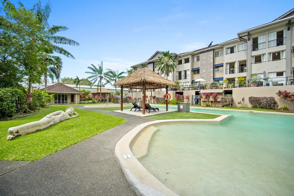 Mooroobool 2Kwarto Quiet Top Floor Living in a Private Rear Position