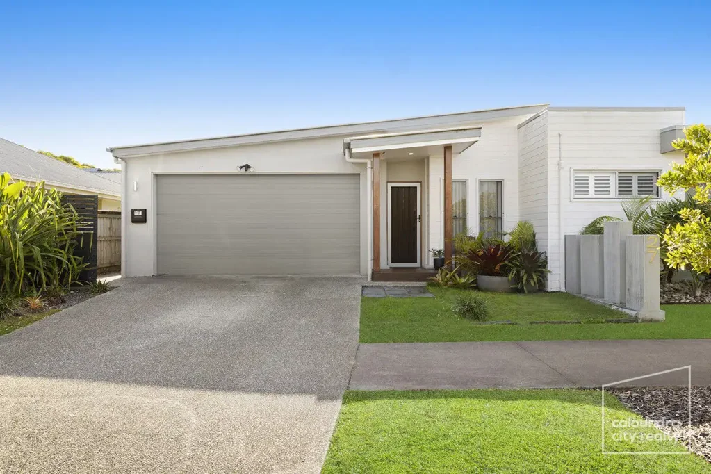 Caloundra West 3 Bedroom Stylish Modern Duplex – Close to Beaches, Shops & Schools