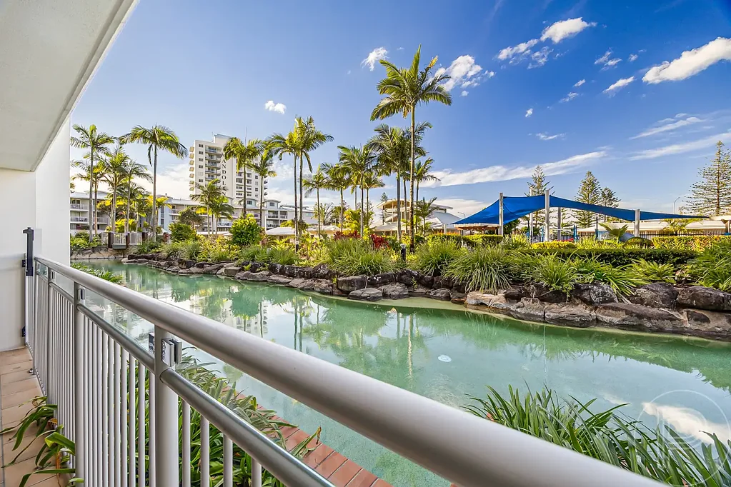 Alexandra Headland 3ห้องนอน Rare 3 Bedroom Ground-Floor Gem with Direct Pool Access