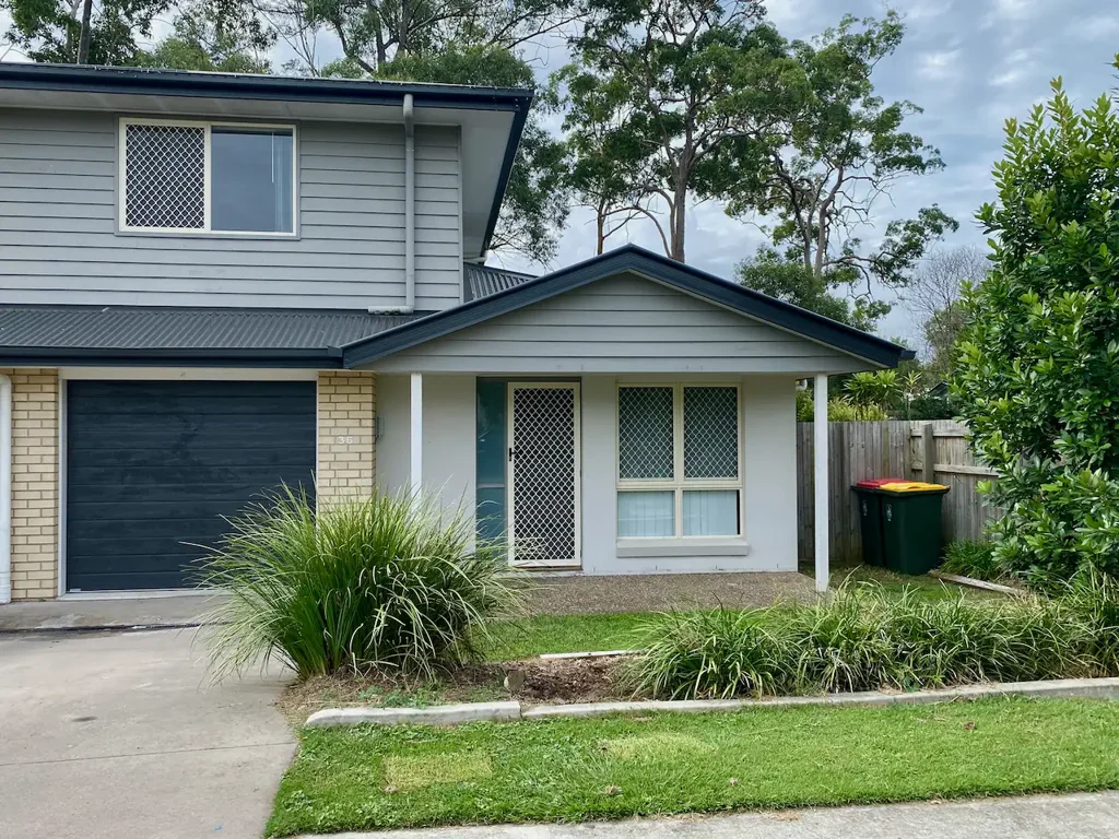 Great Three Bedroom Townhouse + Ducted Air - Break Lease