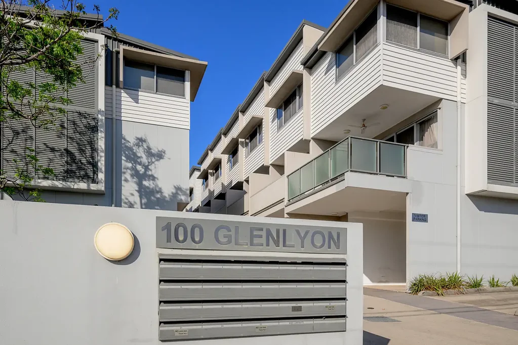 Gladstone Central 3ਬੈੱਡਰੂਮ MODERN THREE LEVEL TOWNHOUSE…MOVE IN READY