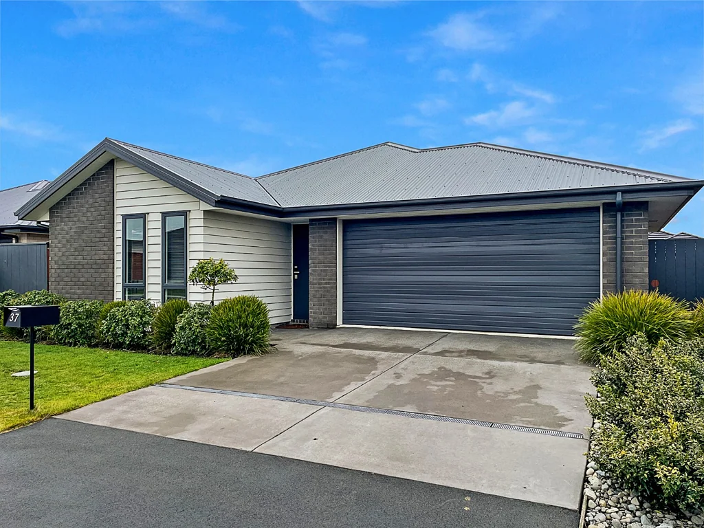 Stunning 4 Bedroom Home with Two Living Areas