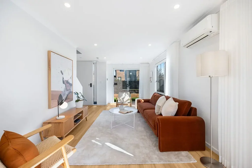 Casey 2Zimmer Immaculate and updated home - No body corporate