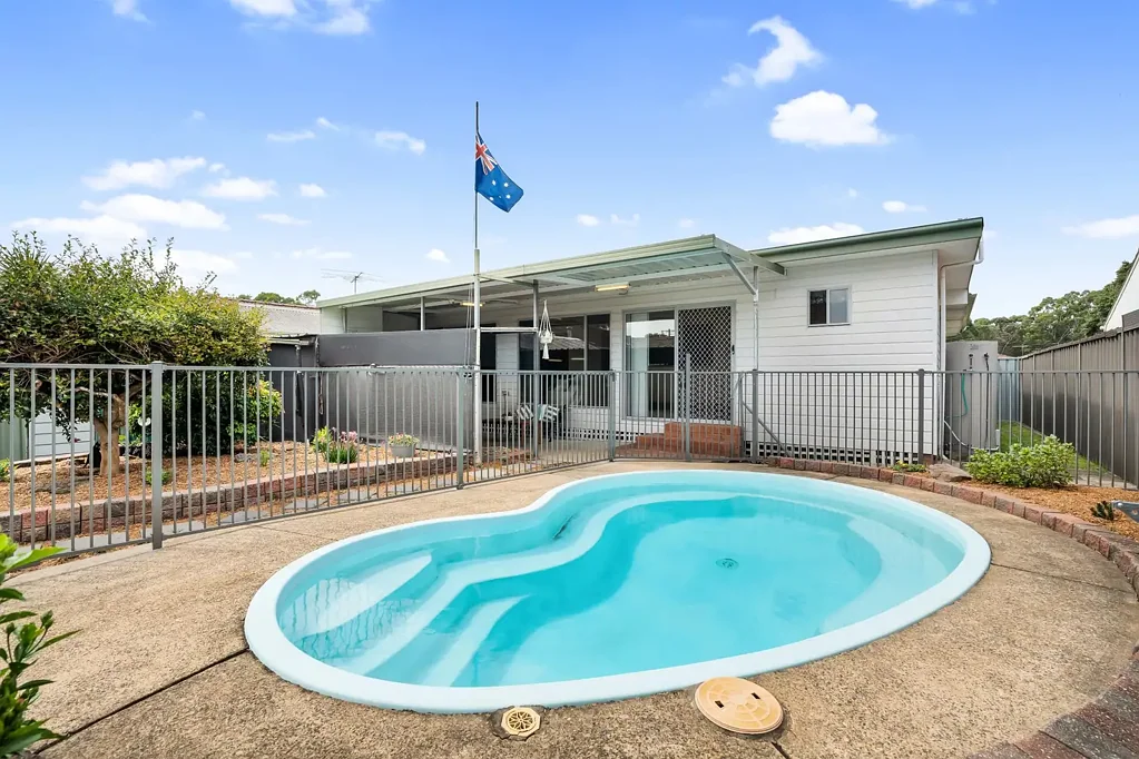 Spacious Family Living With Swimming Pool!