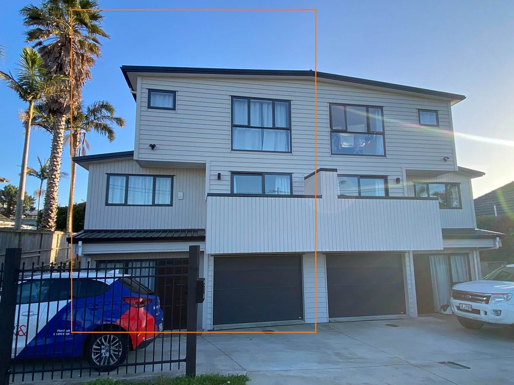 Walking distance to Macleans College & BBI!