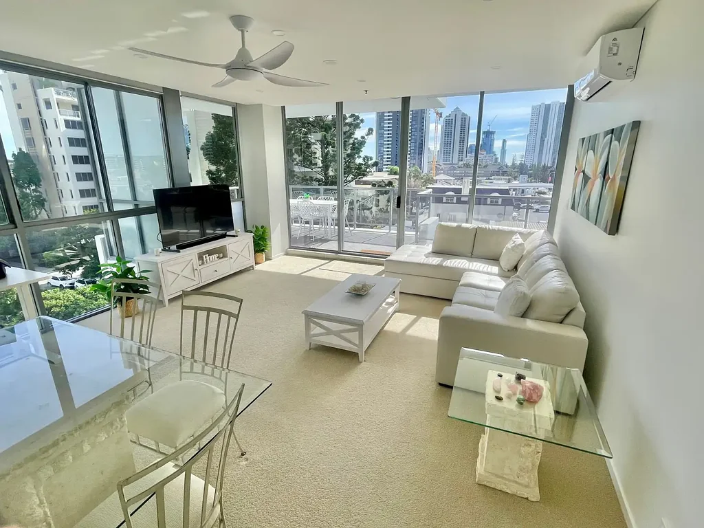 Surfers Paradise 2 Bedroom Spacious and Elegant Two-Bedroom Apartment near Budds Beach