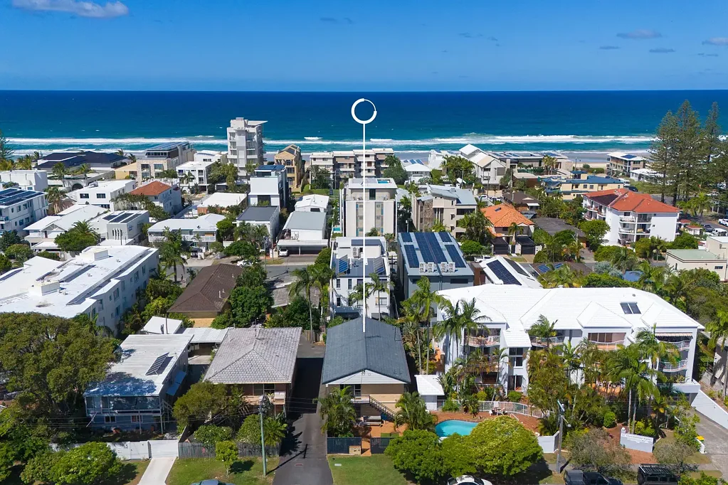 Mermaid Beach 7房  Beachside block of 3 strata titled units - Develop or Landbank!