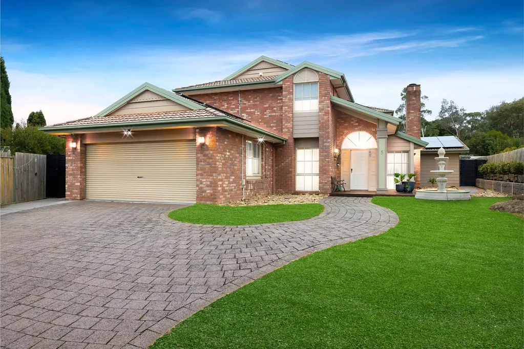 Wantirna South 5Moenga Architectural Grandeur and Modern Excellence in a Whisper-Quiet Court