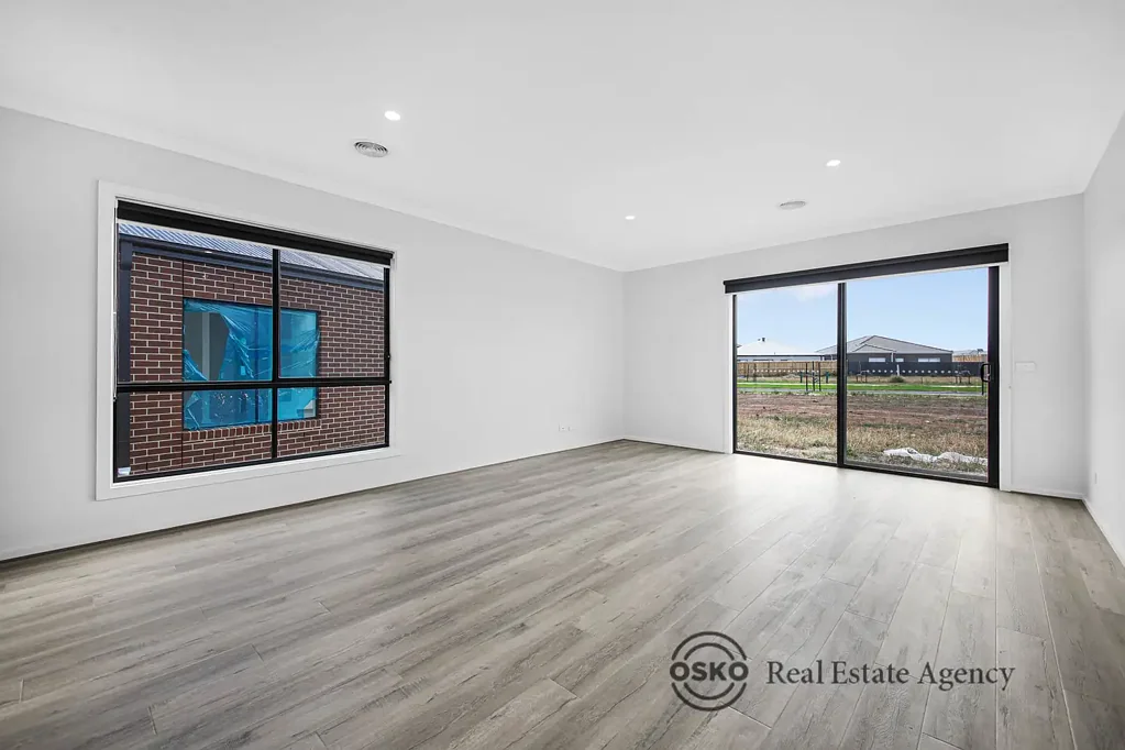 Exquisitely Designed and Stylishly Modern 3-Bedroom Family Home in the Thriving Wyndham Vale Estate!