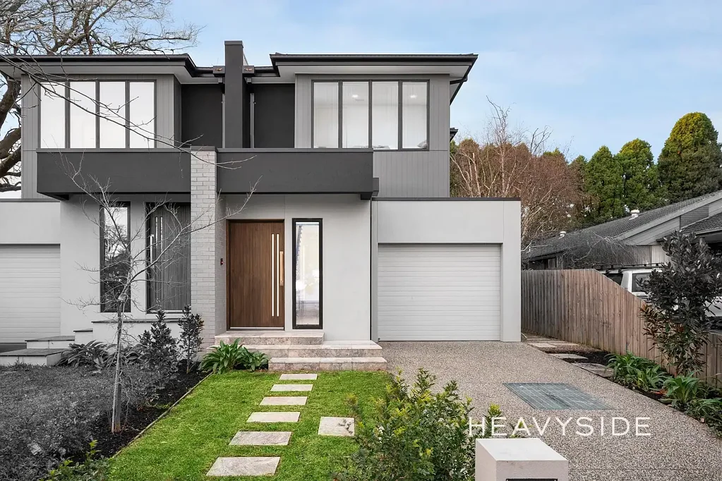 Camberwell 4બેડરૂમ Near-New, Custom-Designed Residence in Tree-Lined Camberwell Pocket