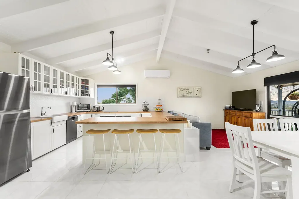 Holmview 6 Bedroom Sunrise, Space & Serenity - Welcome Home!