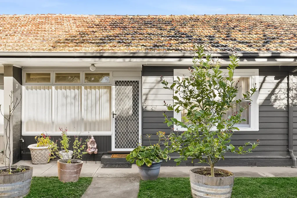 BEACHSIDE LIVING IN THE HEART OF MORNINGTON