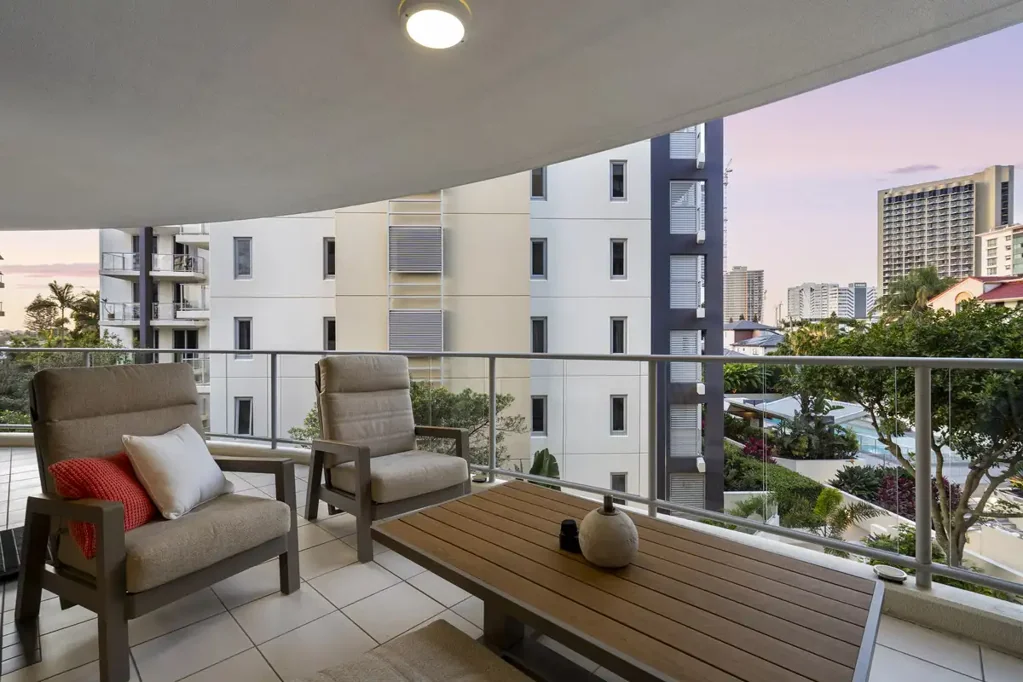 Surfers Paradise 3ਬੈੱਡਰੂਮ Premium Lifestyle. Exceptional Value. Fully Renovated 3 Bed with 2 Car Spaces