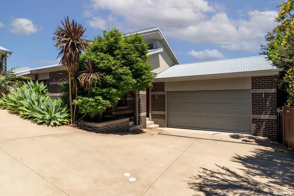 SPACIOUS TOWNHOUSE IN A PEACEFUL LOCATION
