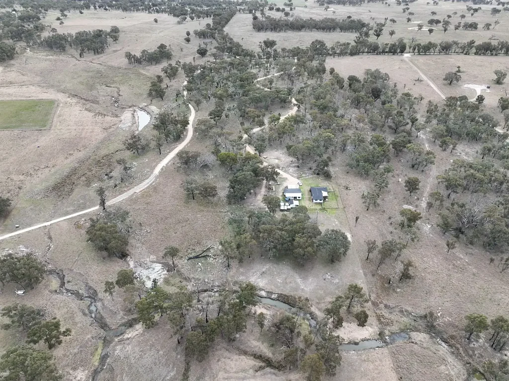 Tenterfield 4房  Privately located..