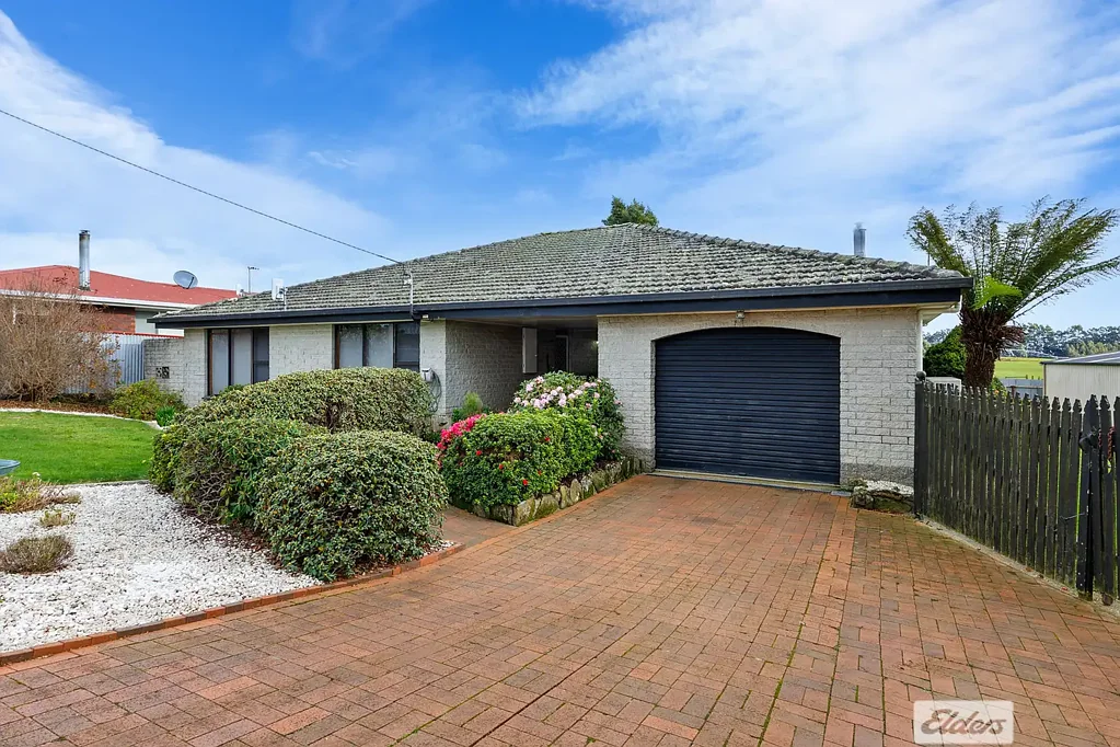 Ridgley 3Kwarto Looking for a home with space, charm, and a touch of country living?