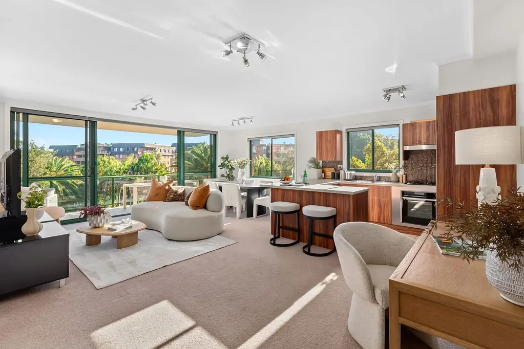Erskineville 2部屋 122sqm NW internal facing two bedroom corner apartment w/ parking + storage box