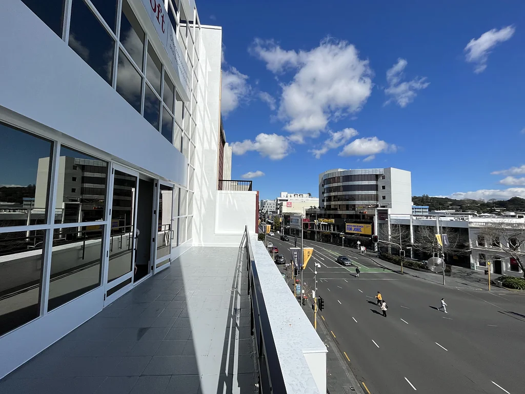 Newmarket Refurbished full floor with balcony on Broadway