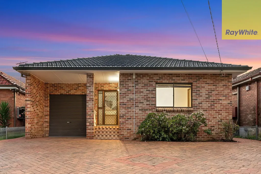 Revesby 4房 双砖单层家庭住宅 - 步行约 550 米即可抵达 Revesby Station DOUBLE BRICK SINGLE-LEVEL FAMILY HOME - APPROX. 550M WALK TO REVESBY STATION