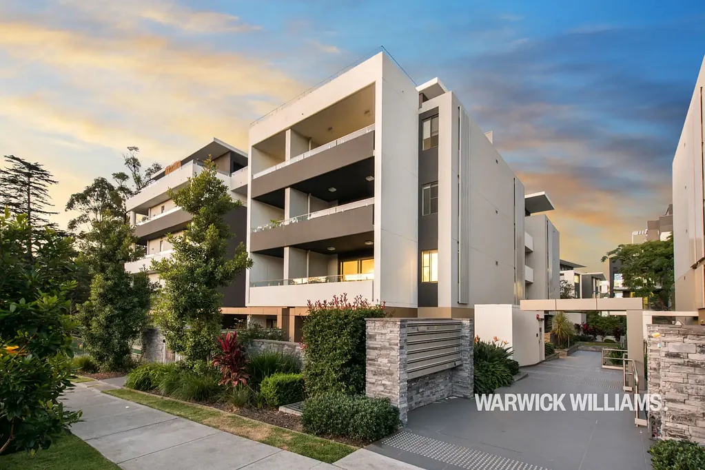 SPACIOUS, WELL-DESIGNED APARTMENT WITH STUDY