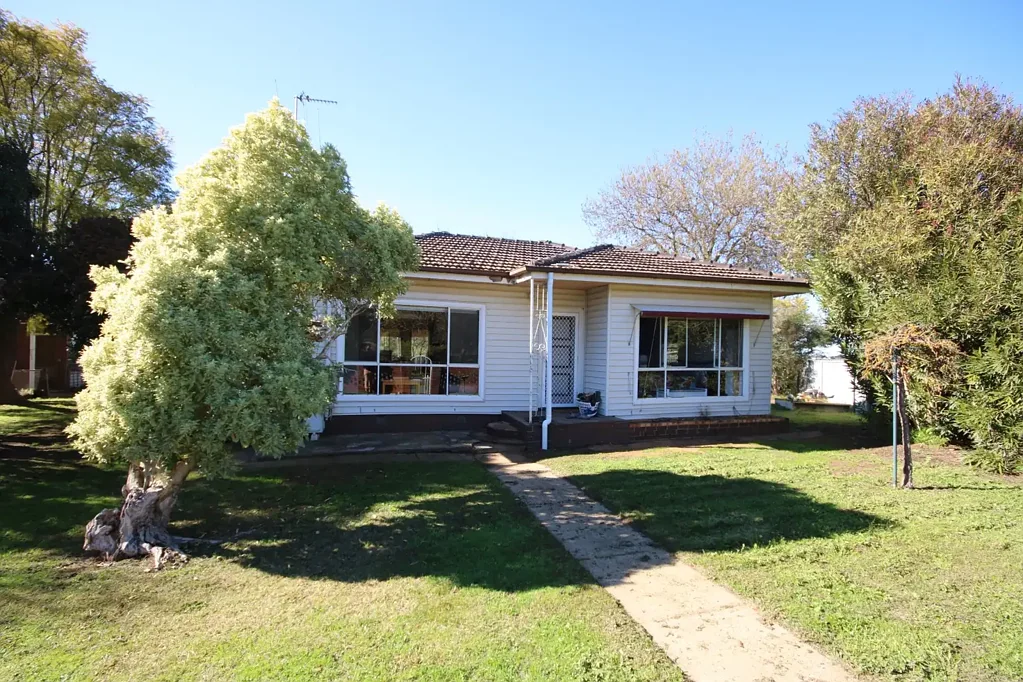 Bamawm RURAL RETREAT ON 1.5 ACRES - A SOLID HOME WITH ROOM TO GROW
