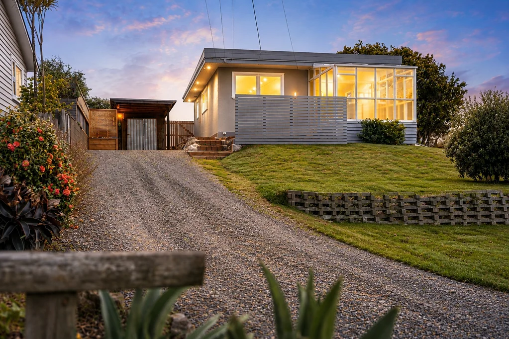 Raumati Beach 2બેડરૂમ So Many Options, One Great Property!