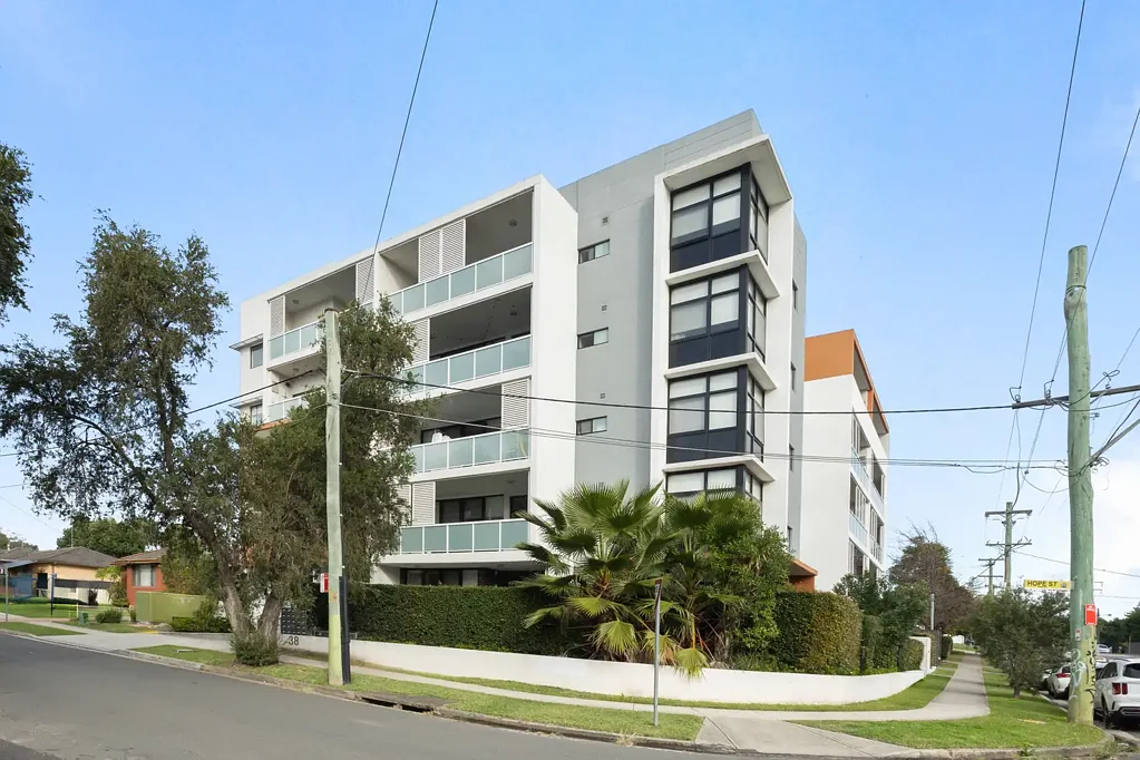 Penrith 2房 理想地理位置，Nepean 医院仅700米  宽敞两卧两浴公寓  开放式布局明亮舒适  现代化厨房配备燃气灶  主卧私人套间浴缸  适合专业人士小家庭投资者 Nicely Presented Apartment In Great Location
