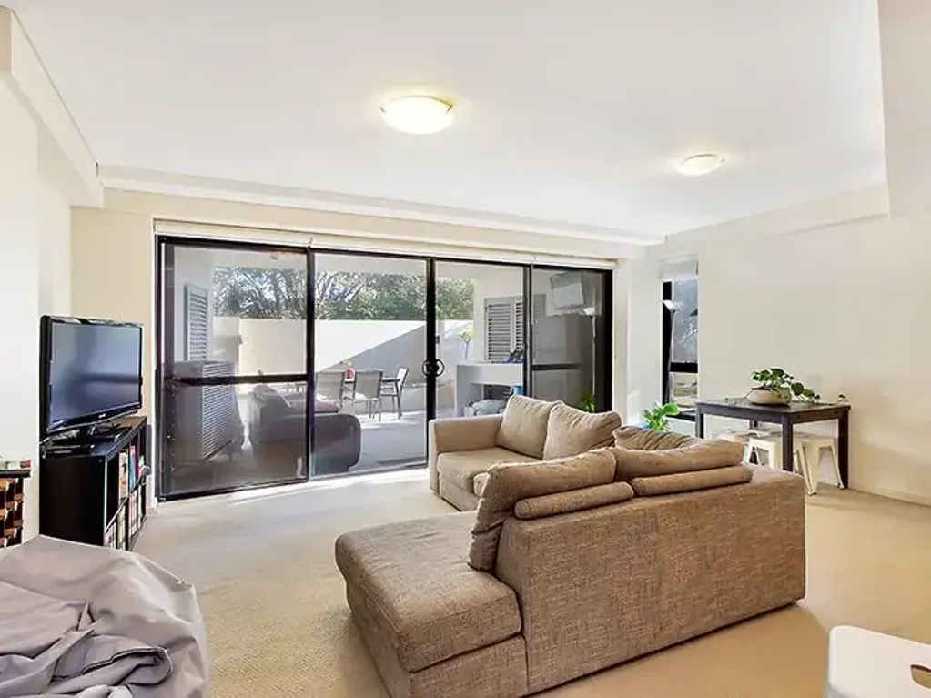 Pet friendly apartment with huge wrap around courtyard!