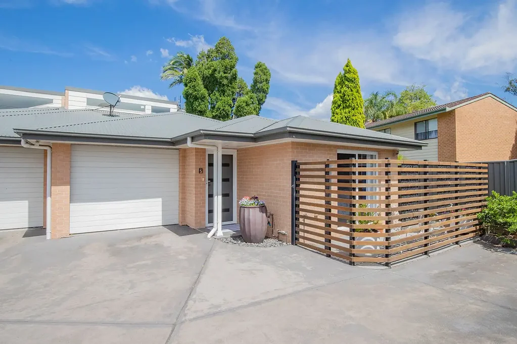 Elermore Vale 2બેડરૂમ Stylish & Secluded Villa Offering Light-Filled Luxury and Low Maintenance Living