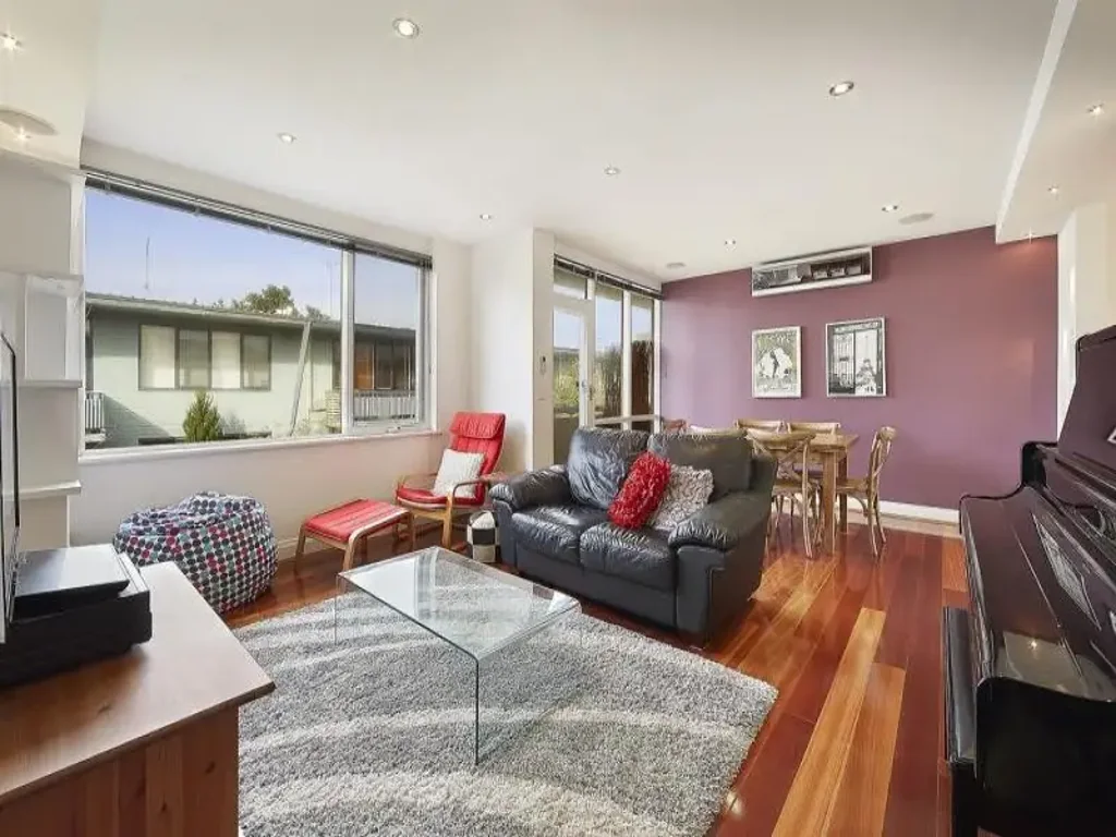 Spacious Elwood Apartment