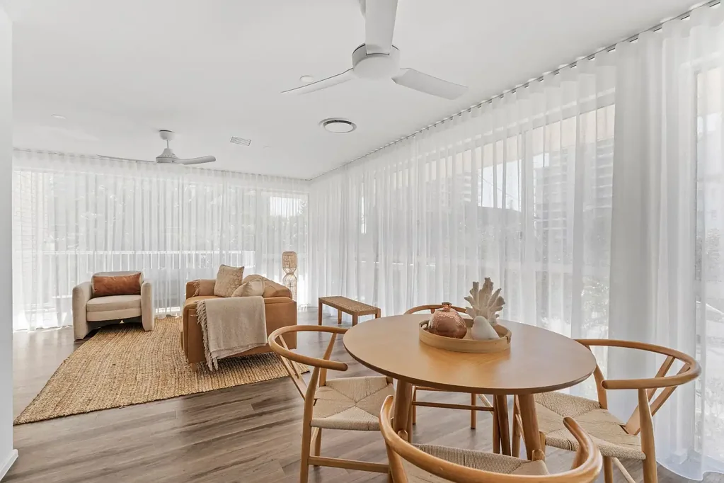 Surfers Paradise 3Phòng ngủ Must Be Sold | Renovated Three-Bedroom Apartment