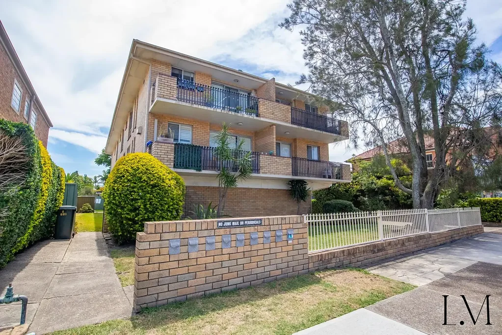 Sunny Two Bedroom Unit in the Heart of Hamilton