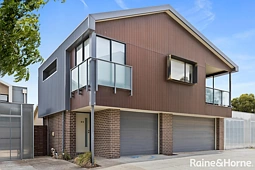 4/5 Water Fern Grove, Greenvale