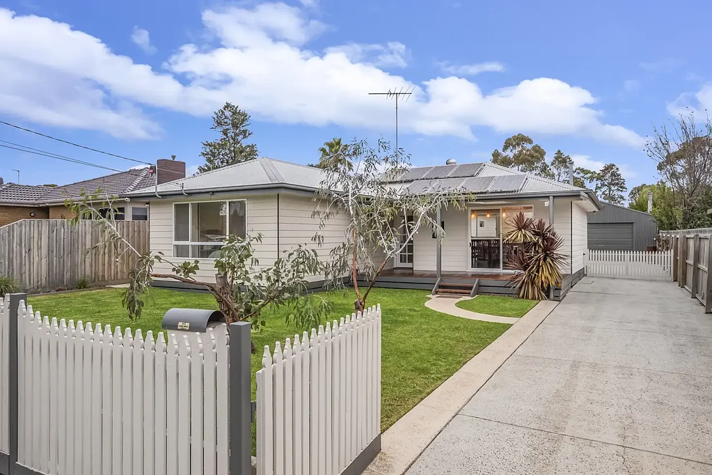 Belmont 4房  Updated Family Living in a Blue-Chip Belmont Pocket