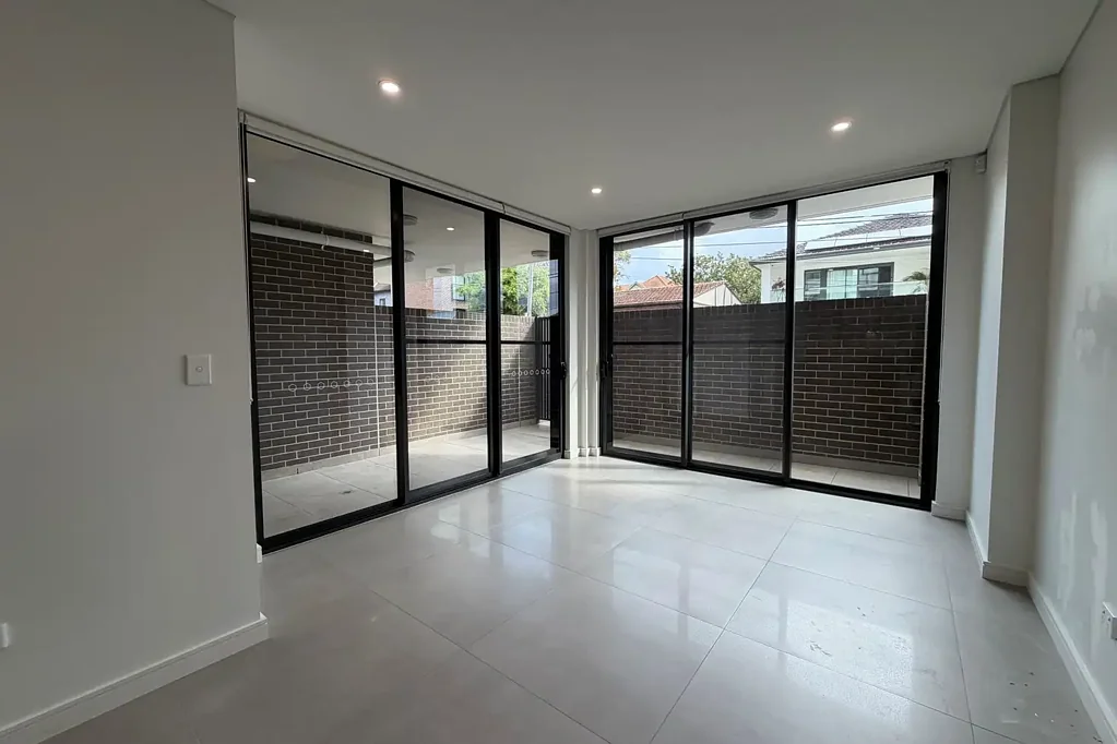 Modern Ground Floor Apartment With Courtyard