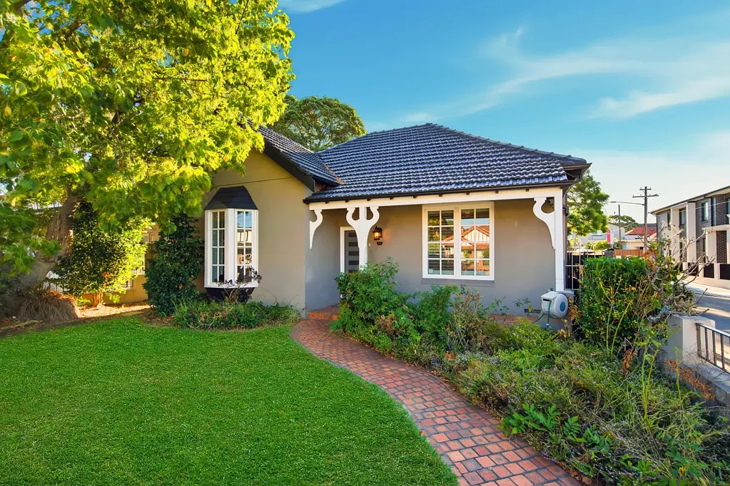 Strathfield 4ห้องนอน Elegant Family Sanctuary on a Generous Parcel in a Prime Strathfield & Burwood Pocket