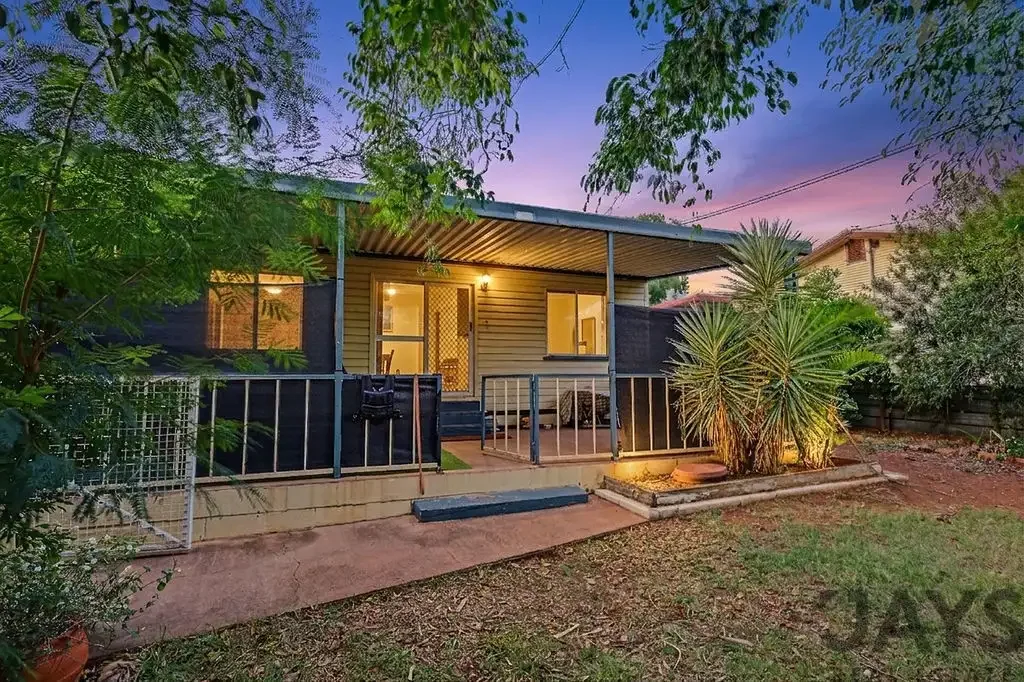 Mount Isa 3침실 Tenanted Duplex Returning $570 Per Week on a Generous 809m2 Allotment